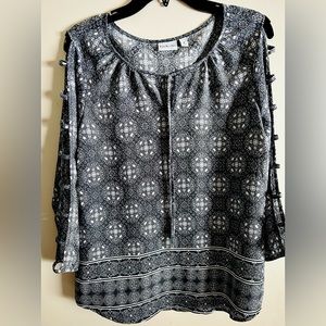 Kim Rogers top with open sleeves.